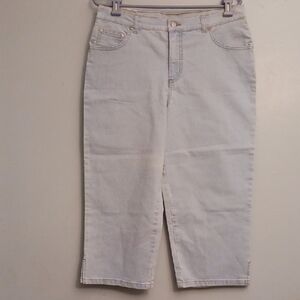 Sonoma size 12 women's light wash Blue capri stretch denim jeans.